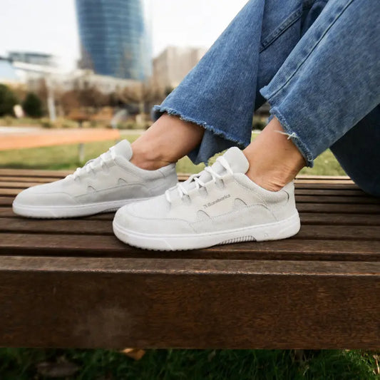 Zapatillas Casual Mujer Barefoot blancas de gamuza, con suela blanca y cordones a juego, para un look urbano y cómodo.