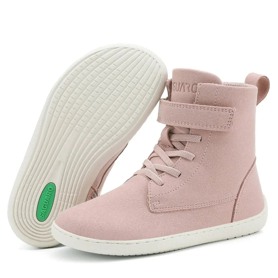 Suela de caucho rosa con diseño de tracción para evitar caídas en hielo o agua.