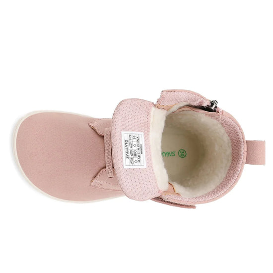 Detalle del forro grueso color blanco dentro de la bota rosa.