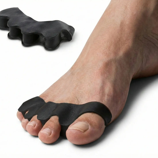 Pie usando separador dedos negro para ayudar en la tensión muscular