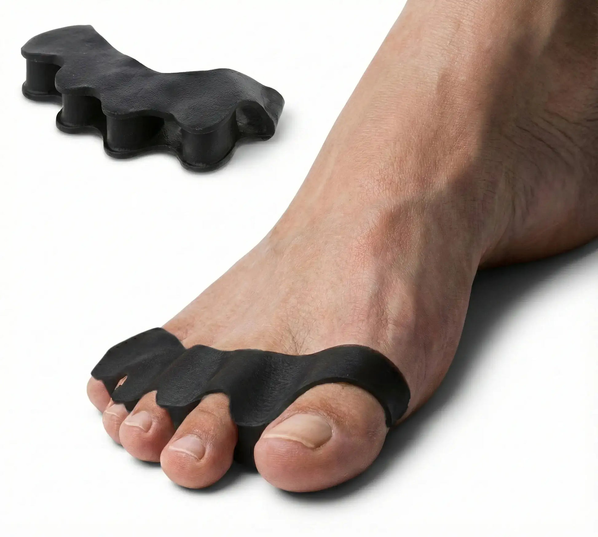 Pie usando separador dedos negro para ayudar en la tensión muscular