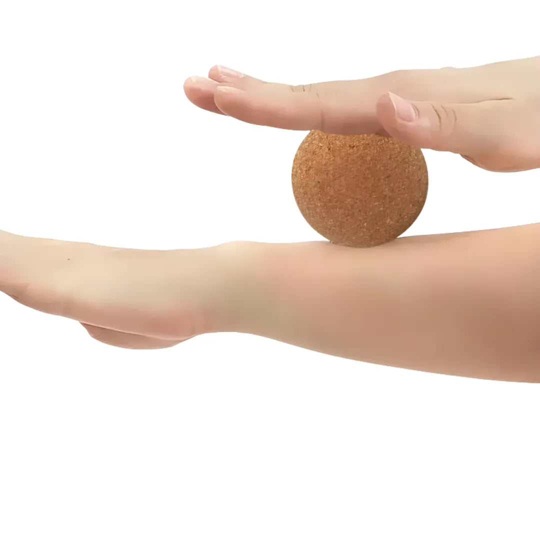 Pelota de corcho beige para liberación miofascial de la fascia.