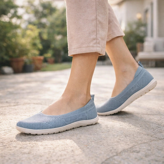 Mujer usando bailarinas barefoot grises con jeans, destacando un estilo casual y ergonómico.
