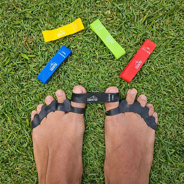 Uso de bandas elásticas Sowilo para mejorar la movilidad de los dedos separados y la fuerza del arco.