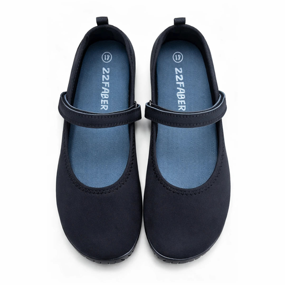 Par de calzado barefoot mujer negro con horma ancha que respeta la anatomía del pie.