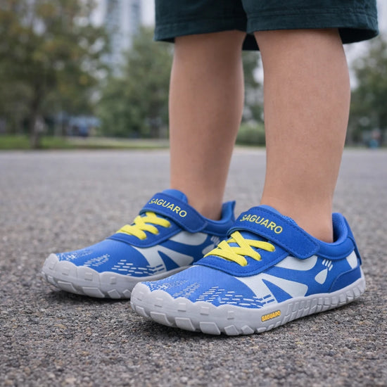 Detalle de bebe zapatillas azules Saguaro Kids Vitality III en entorno de juego infantil.