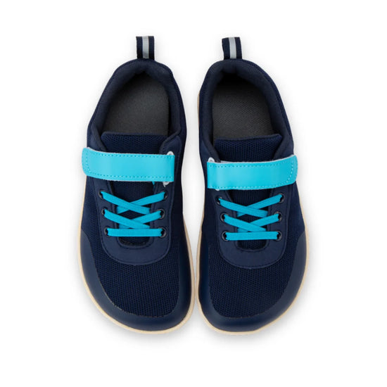 Vista superior de bebe zapatillas resaltando la horma anatómica que no oprime los dedos.