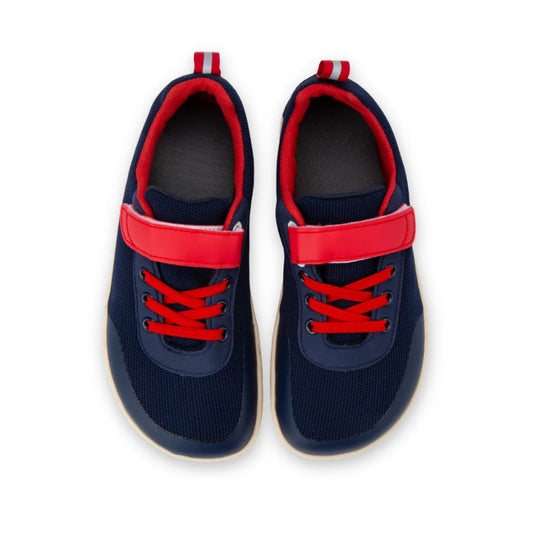 Vista superior de bebe zapatillas resaltando su horma anatómica que permite libre movimiento.