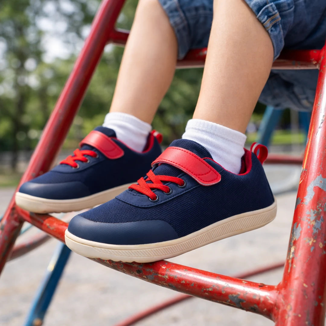 Detalle de la zapatillas roja para fomentar el equilibrio.