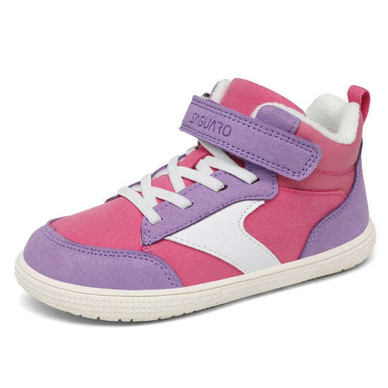 Bebe zapatillas rosa fucsia con cremallera lateral y velcro para un calce independiente.