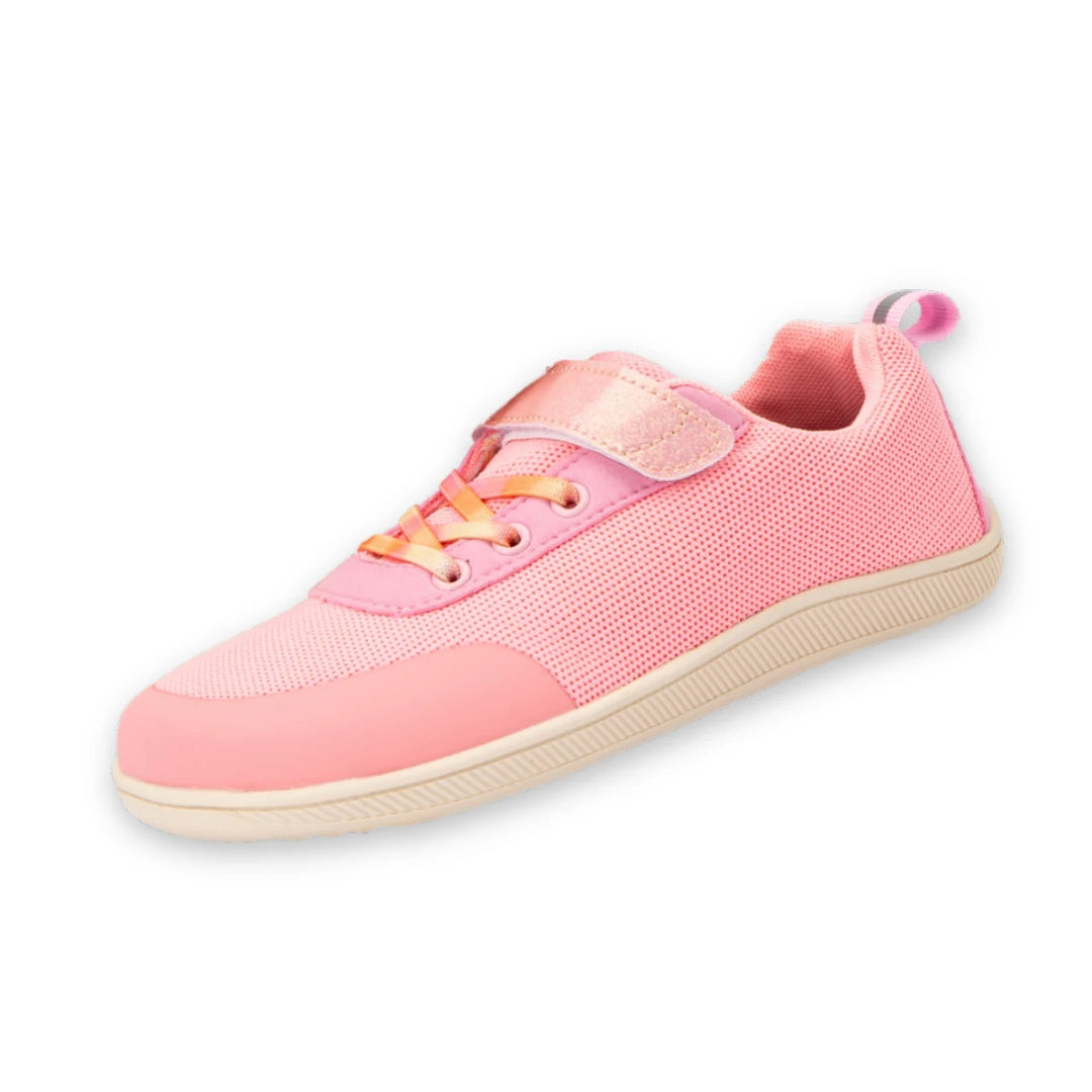 Bebe zapatillas rosa con diseño barefoot de malla transpirable para el uso diario.