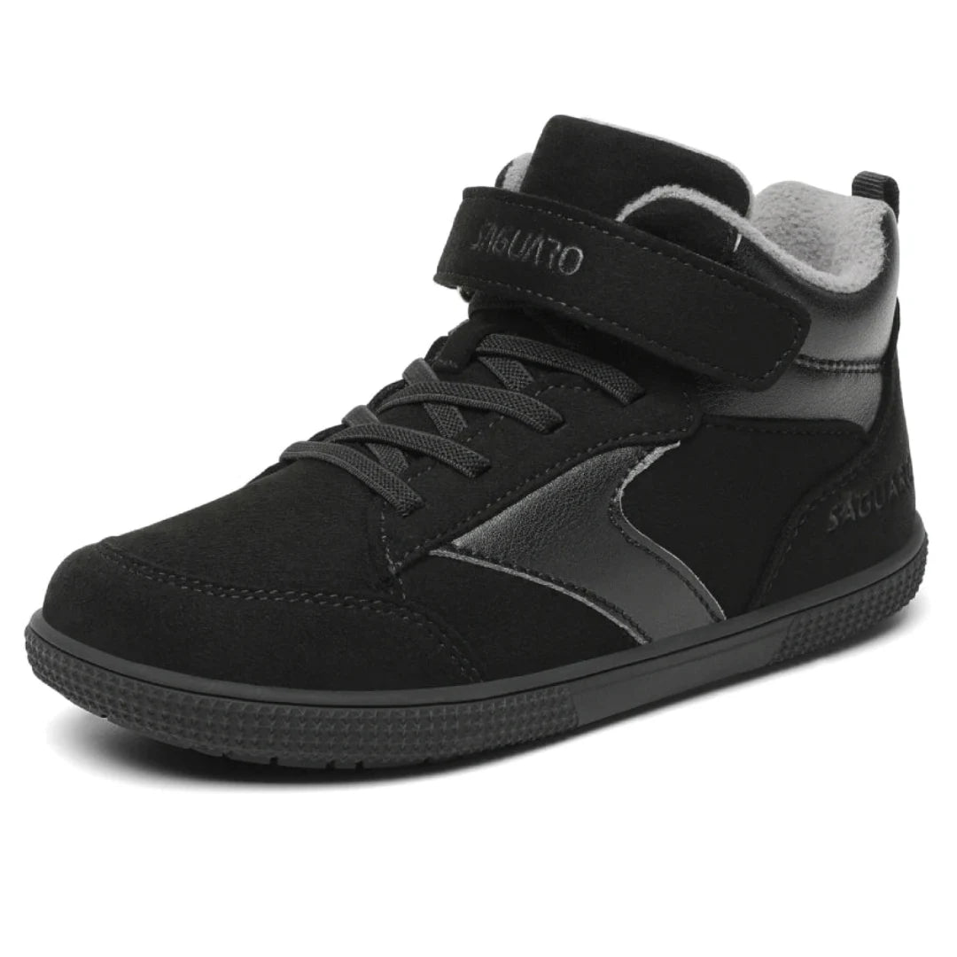 Bebe zapatillas negras estilo respetuoso Saguaro Kids Wonderland I para colegio.