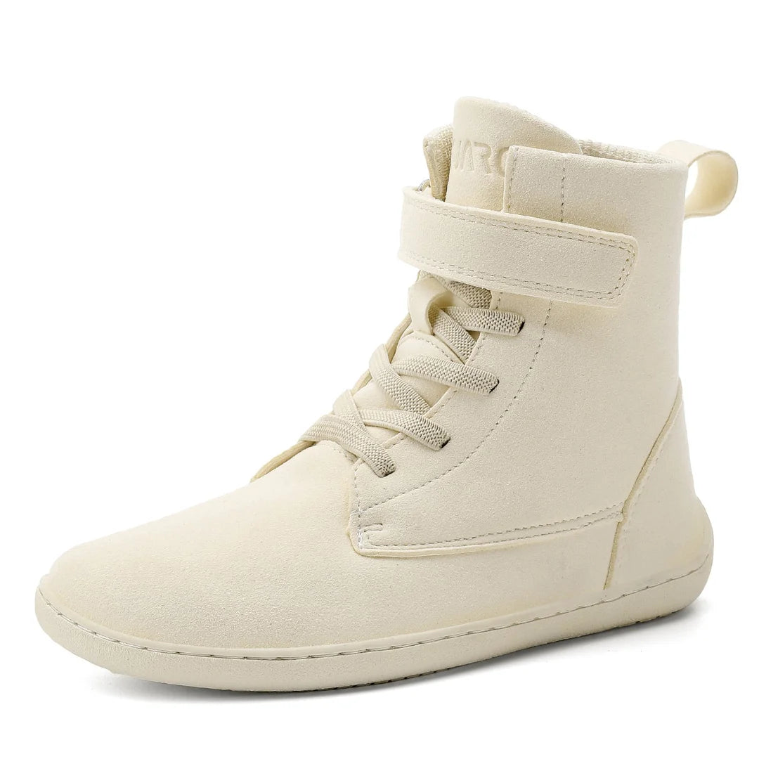 Calzado de invierno respetuoso color beige con forro térmico y suela plana.