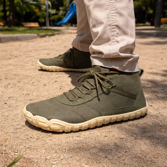 Uso real en senderismo de botas barefoot Saguaro verde, calzado ligero y resistente para exploradores y entusiastas del aire libre.