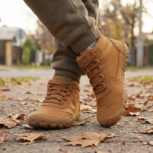 Uso de botas ergonómicas para bebé color café Saguaro, calzado infantil respetuoso con horma ancha para evitar la opresión de los dedos.