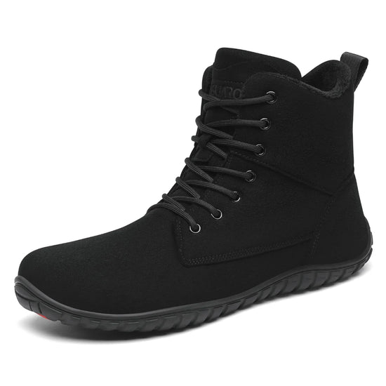 Bota de invierno minimalista negra con cordones y ajuste superior.