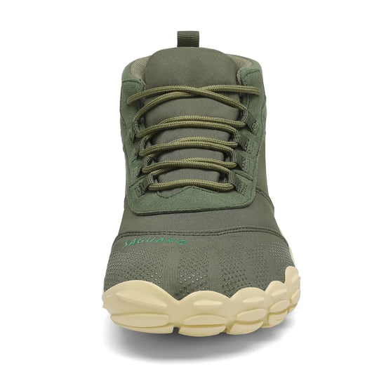 Vista frontal de botas minimalistas Saguaro Will I Lite verde, destacando la puntera ancha que permite el movimiento natural de los dedos.