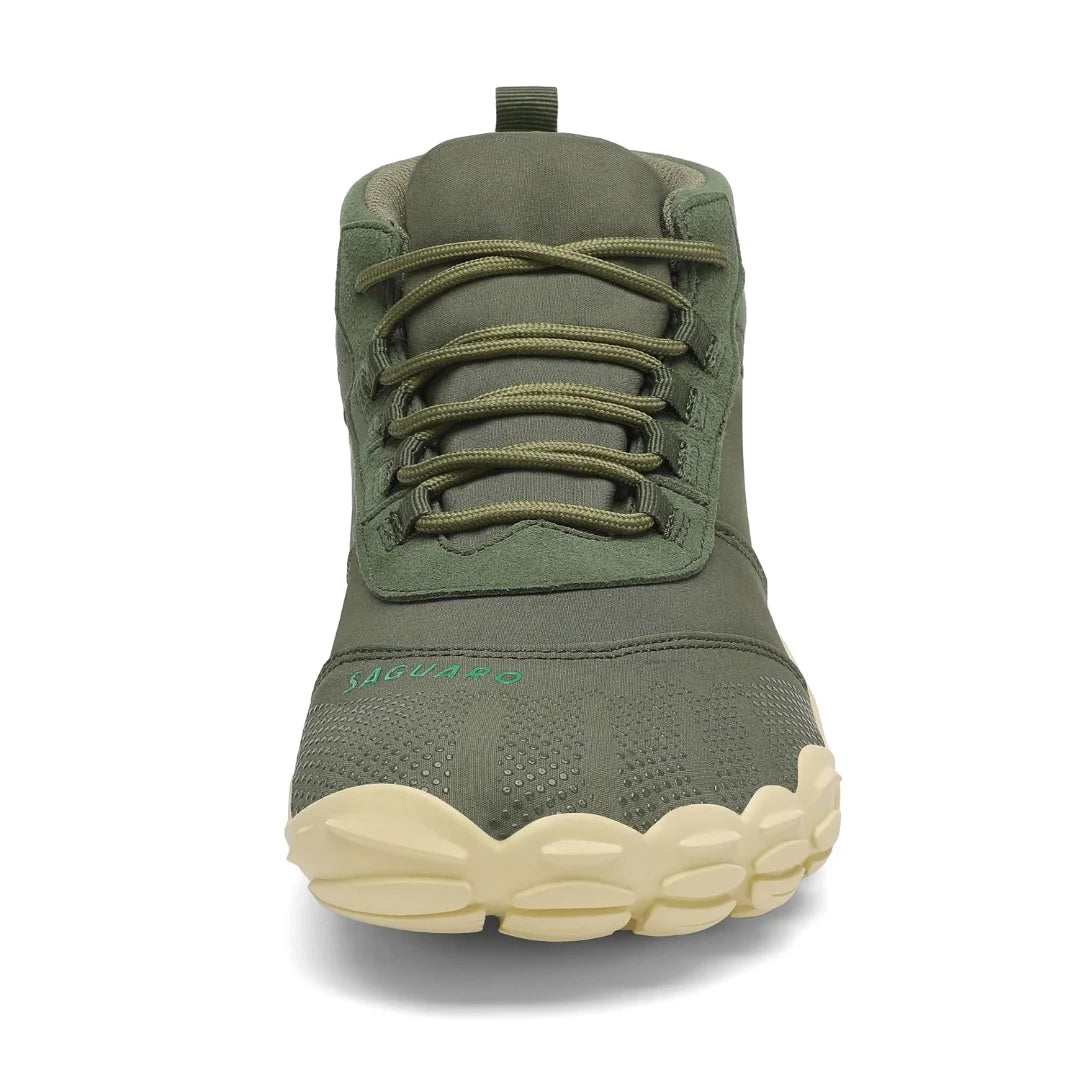 Vista frontal de botas minimalistas Saguaro Will I Lite verde, destacando la puntera ancha que permite el movimiento natural de los dedos.