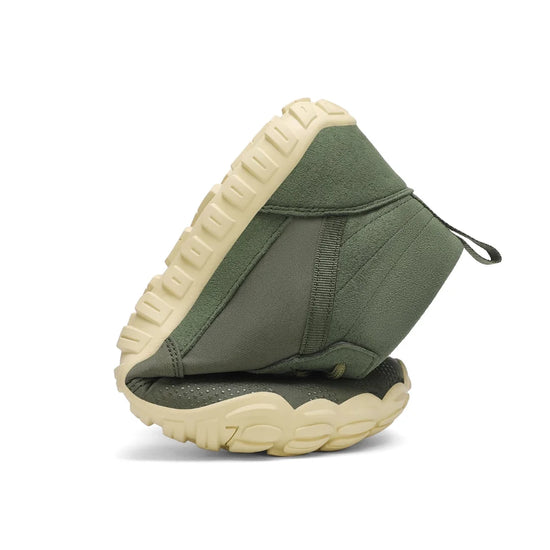 Demostración de flexibilidad extrema en botas Saguaro Will I Lite verde, ideales para la transición al calzado barefoot en Chile.