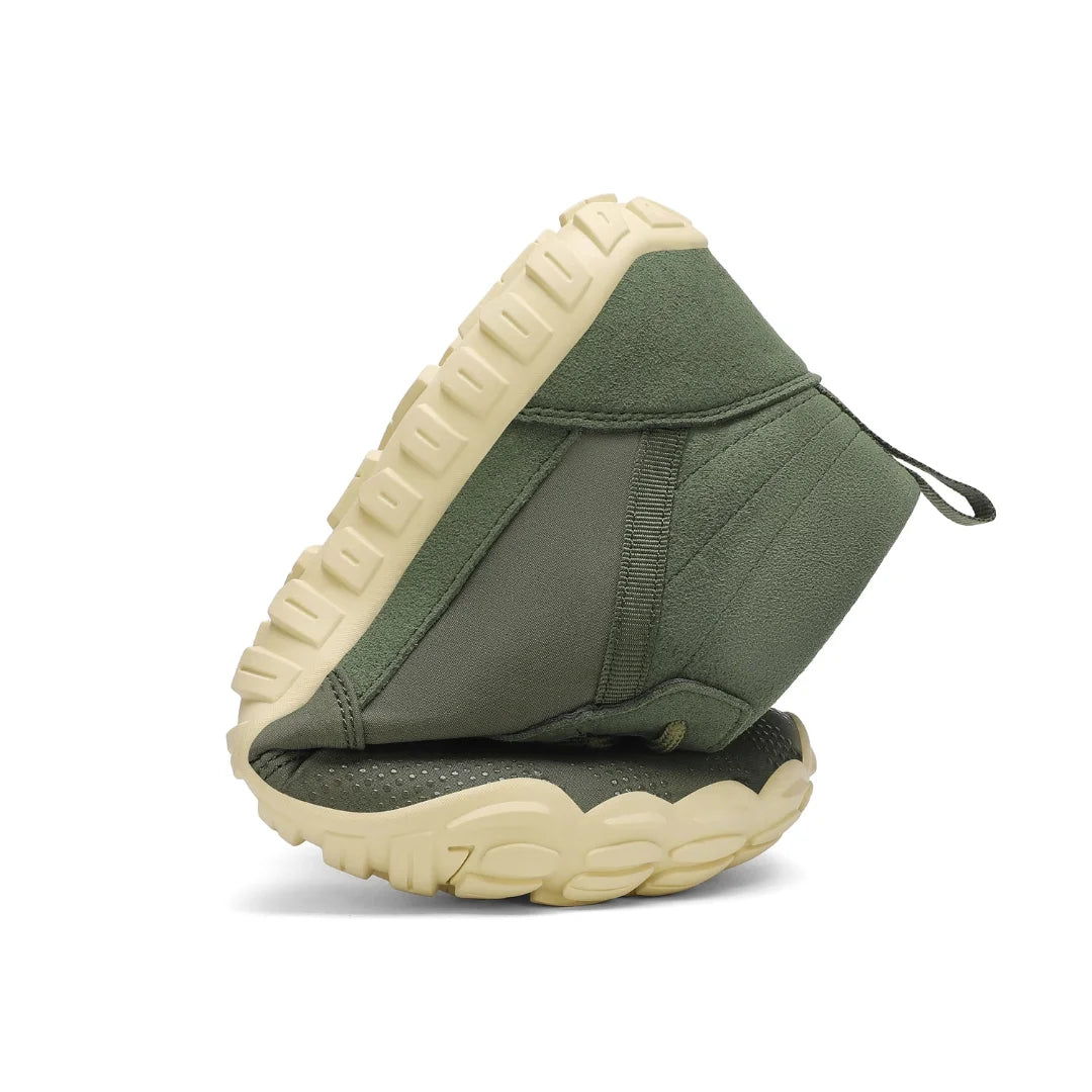 Demostración de flexibilidad extrema en botas Saguaro Will I Lite verde, ideales para la transición al calzado barefoot en Chile.