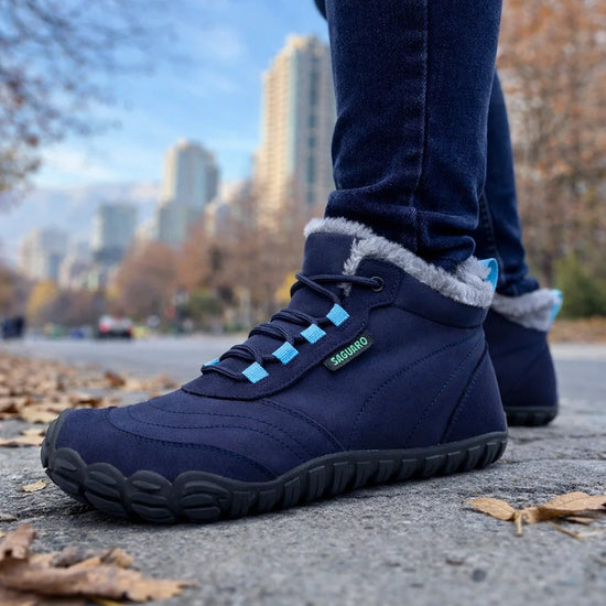 Mujer usando botines barefoot azules en un entorno urbano otoñal en Santiago.