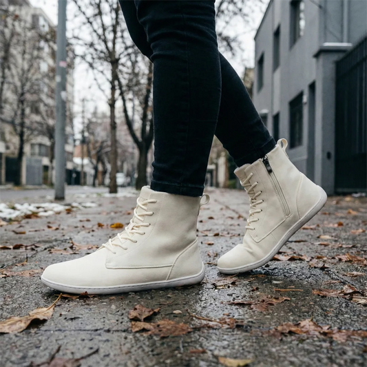 Mujer caminando por la ciudad usando botines barefoot mujer beige Saguaro Ambition II.