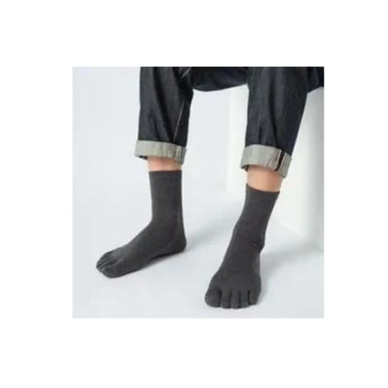 Calcetines grises de dedos largos usados con jeans, confort diario.