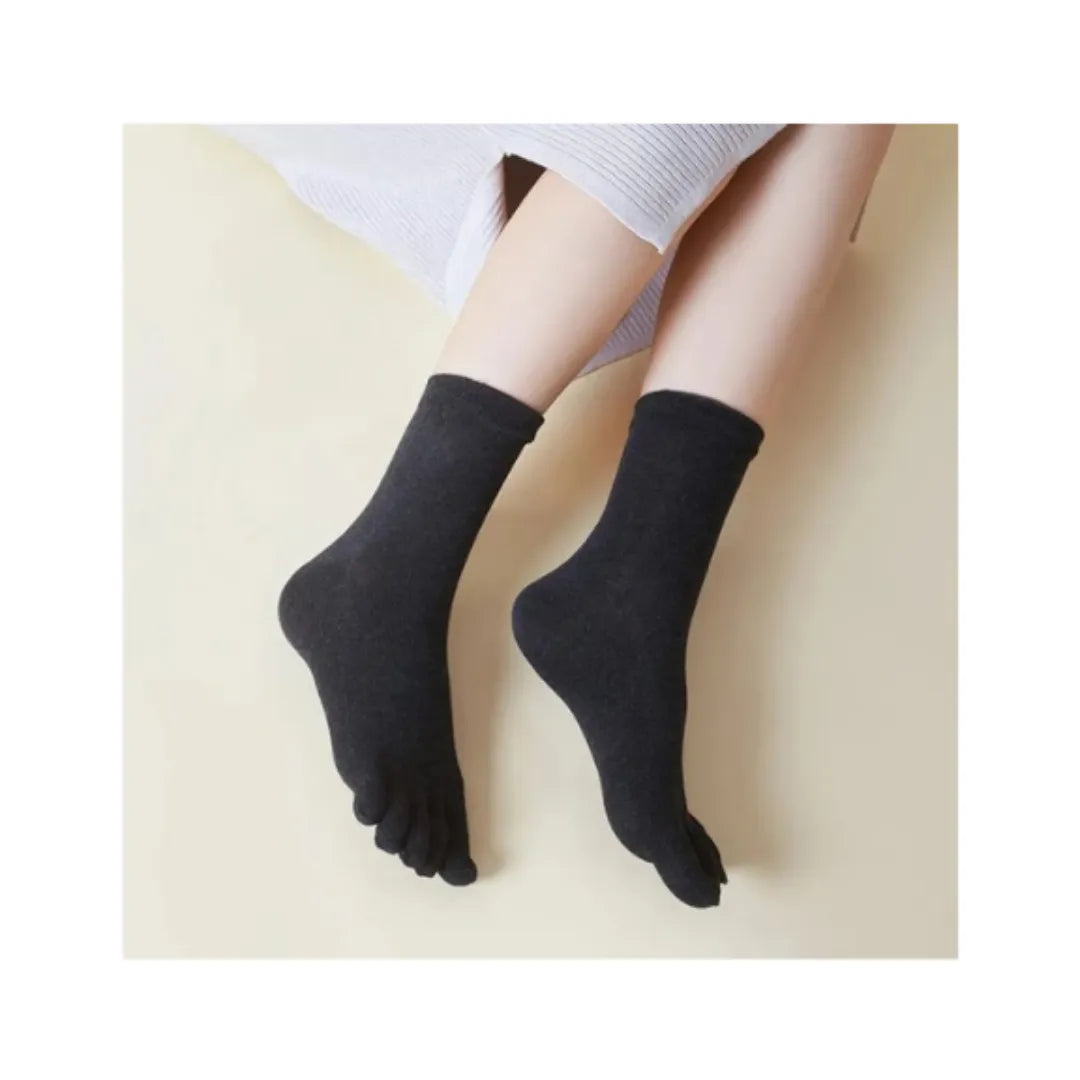 Calcetines negros de dedos separados largos, básicos y elegantes.