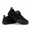 Par de calzado barefoot colegial en color negro, ideal para el uniforme escolar diario.