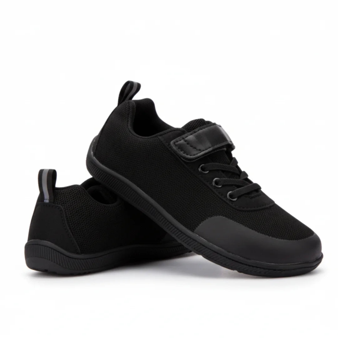 Par de calzado barefoot colegial en color negro, ideal para el uniforme escolar diario.
