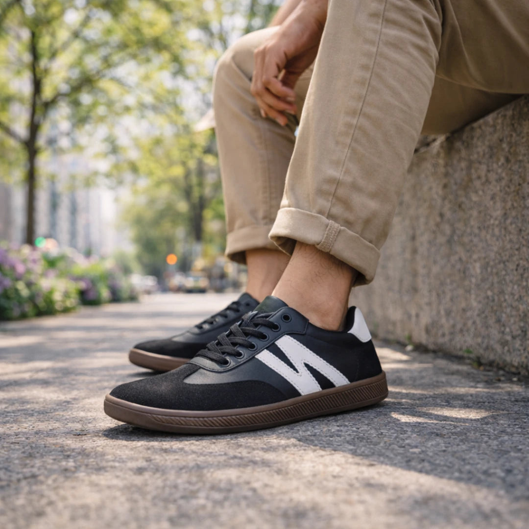 Detalle de calzado barefoot hombre en uso casual, ideal para oficina y universidad.