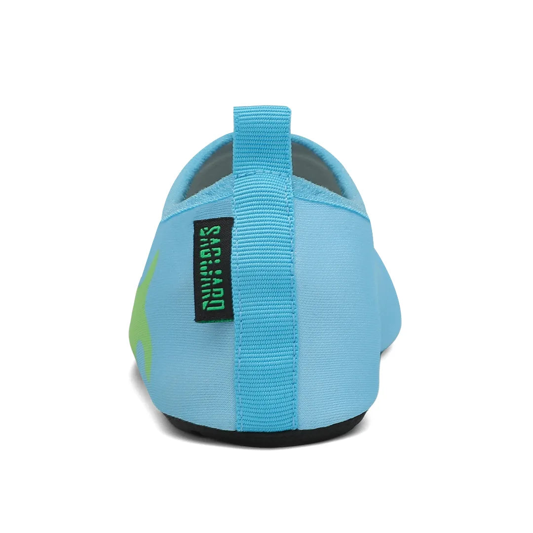 Vista trasera de calzado barefoot infantil con tirador para facilitar la autonomía.