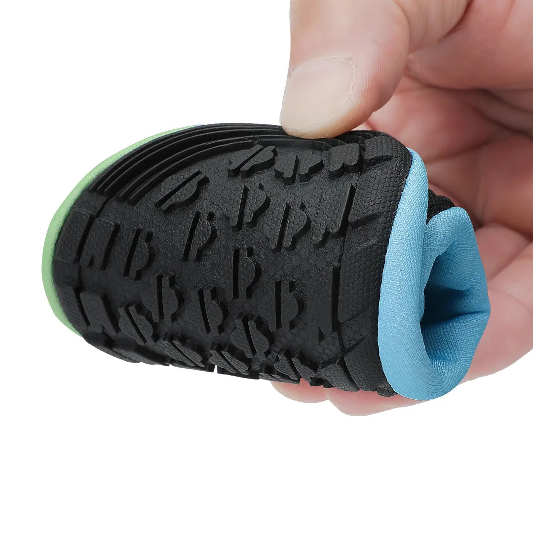 Mostrando flexibilidad de la zapatilla acuática. 