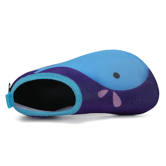 Vista superior de calzado barefoot infantil resaltando el espacio para el movimiento de los dedos.