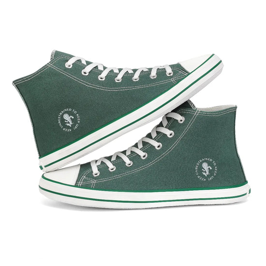 Vista lateral de dos zapatillas barefoot verdes de lona con cordones blancos.