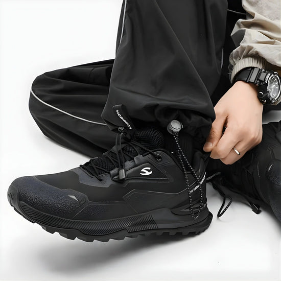 Detalle de calzado barefoot outdoor resaltando el sistema de cordones elásticos para un calce seguro.