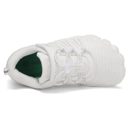 Vista superior de zapato deportivo escolar blanco resaltando su horma anatómica.