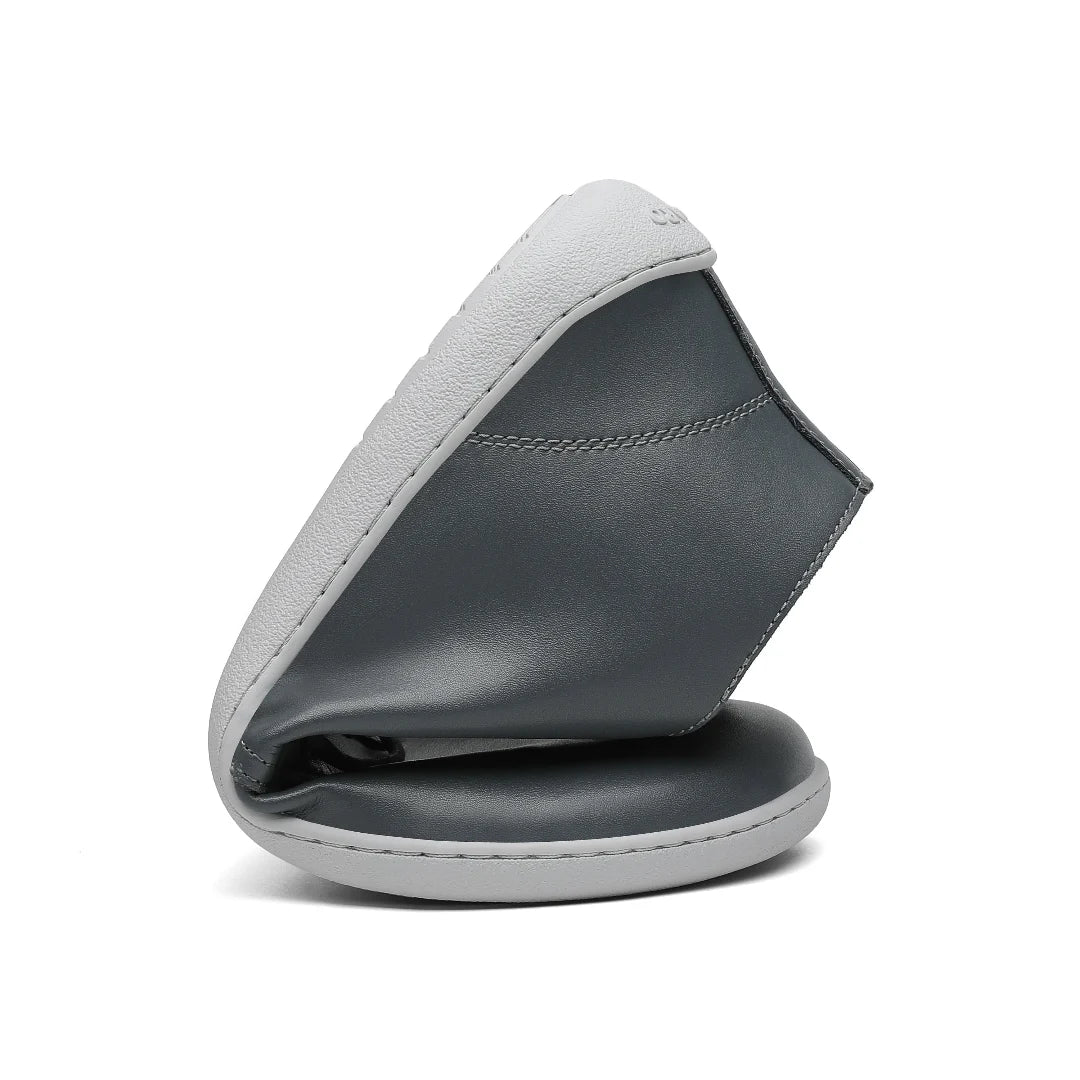 Detalle de flexibilidad extrema en calzado minimalista para un movimiento natural del pie.