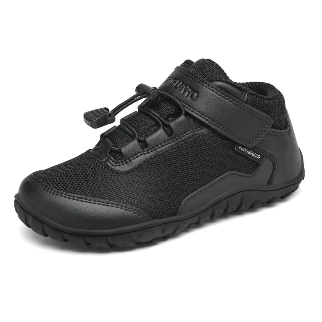 Calzado outdoor infantil respetuoso Saguaro Brave I negro, bota flexible y resistente ideal para trekking en Chile.