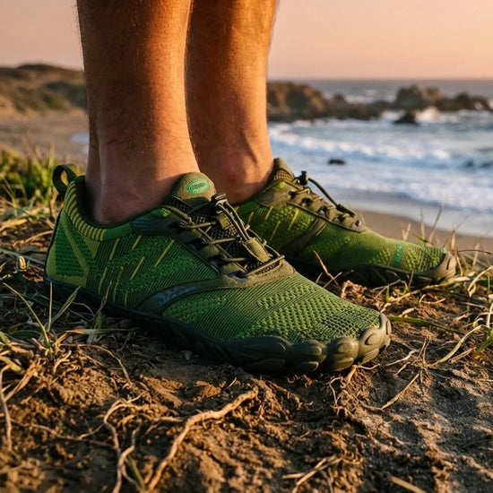 Pies usando zapatillas barefoot verdes en entorno natural.