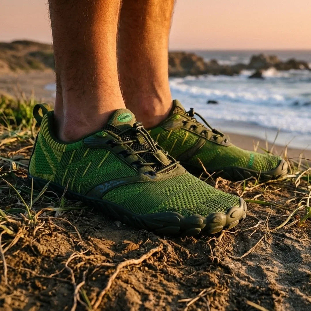 Pies usando zapatillas barefoot verdes en entorno natural.