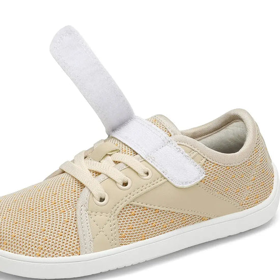 Primer plano de la correa de velcro en zapatilla infantil Saguaro.