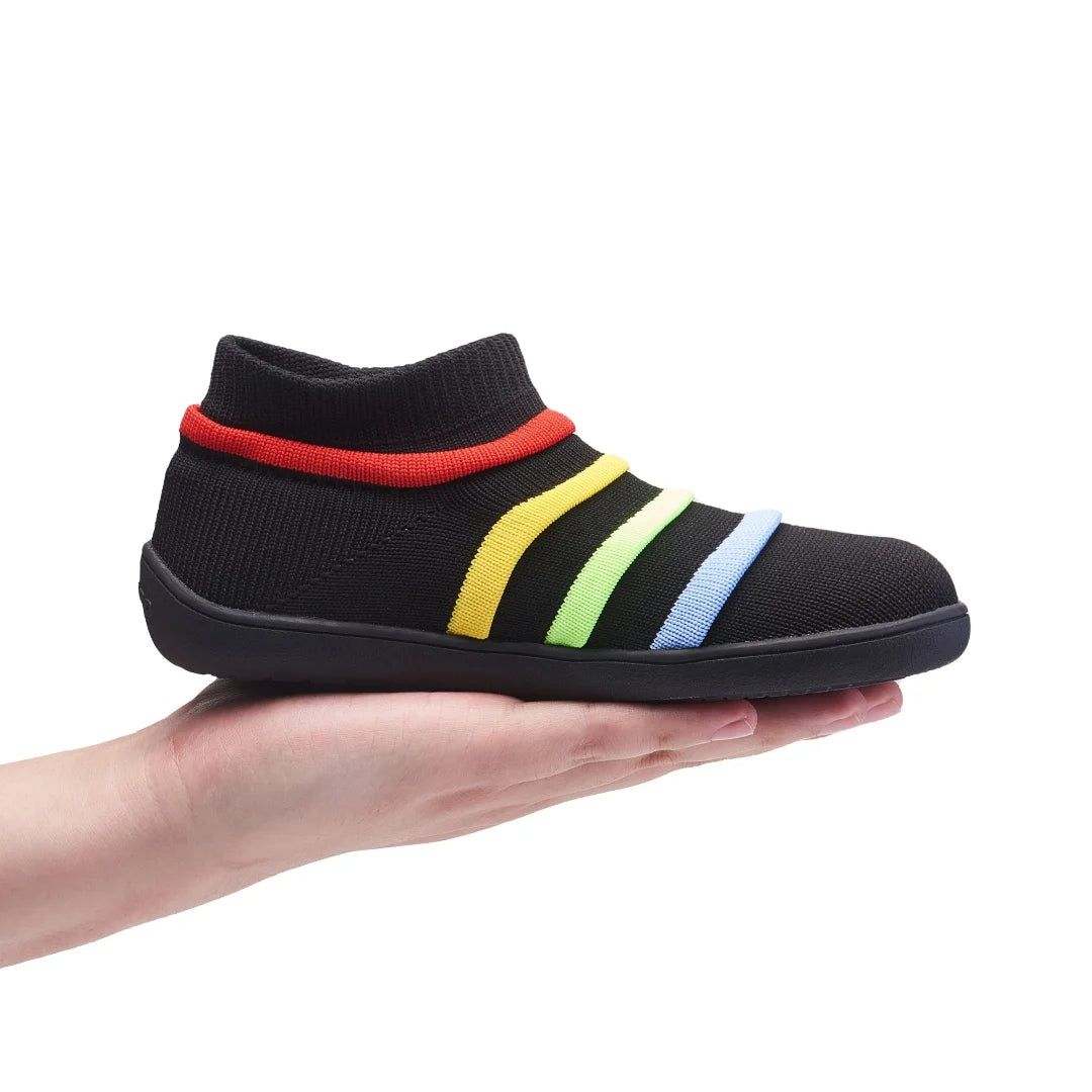 Primer plano de las bandas elásticas de colores sobre tejido negro.