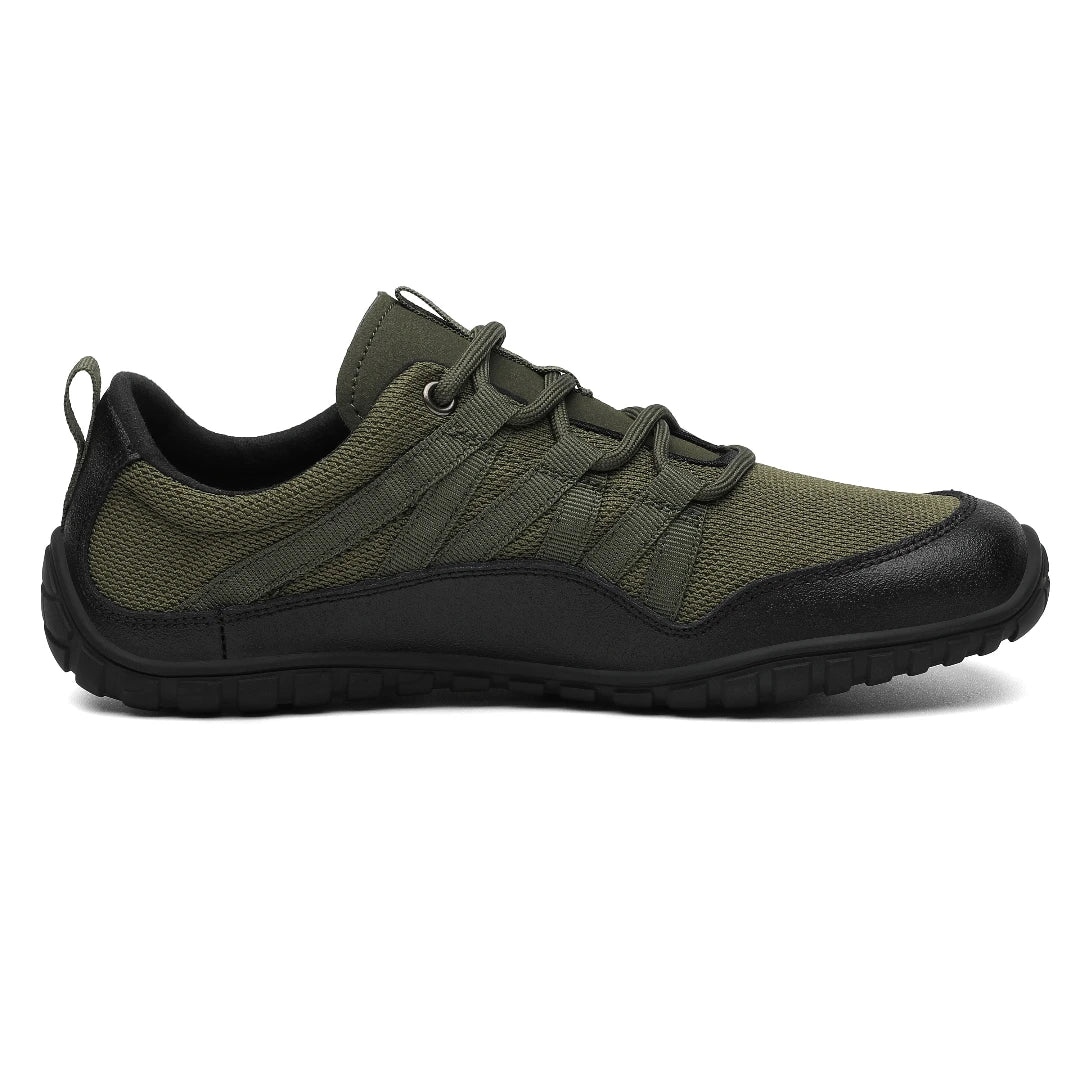 Primer plano del tejido técnico resistente de zapatilla outdoor verde.