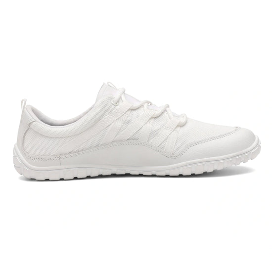 Primer plano sistema de cordones en zapatilla outdoor blanca.