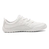 Primer plano sistema de cordones en zapatilla outdoor blanca.