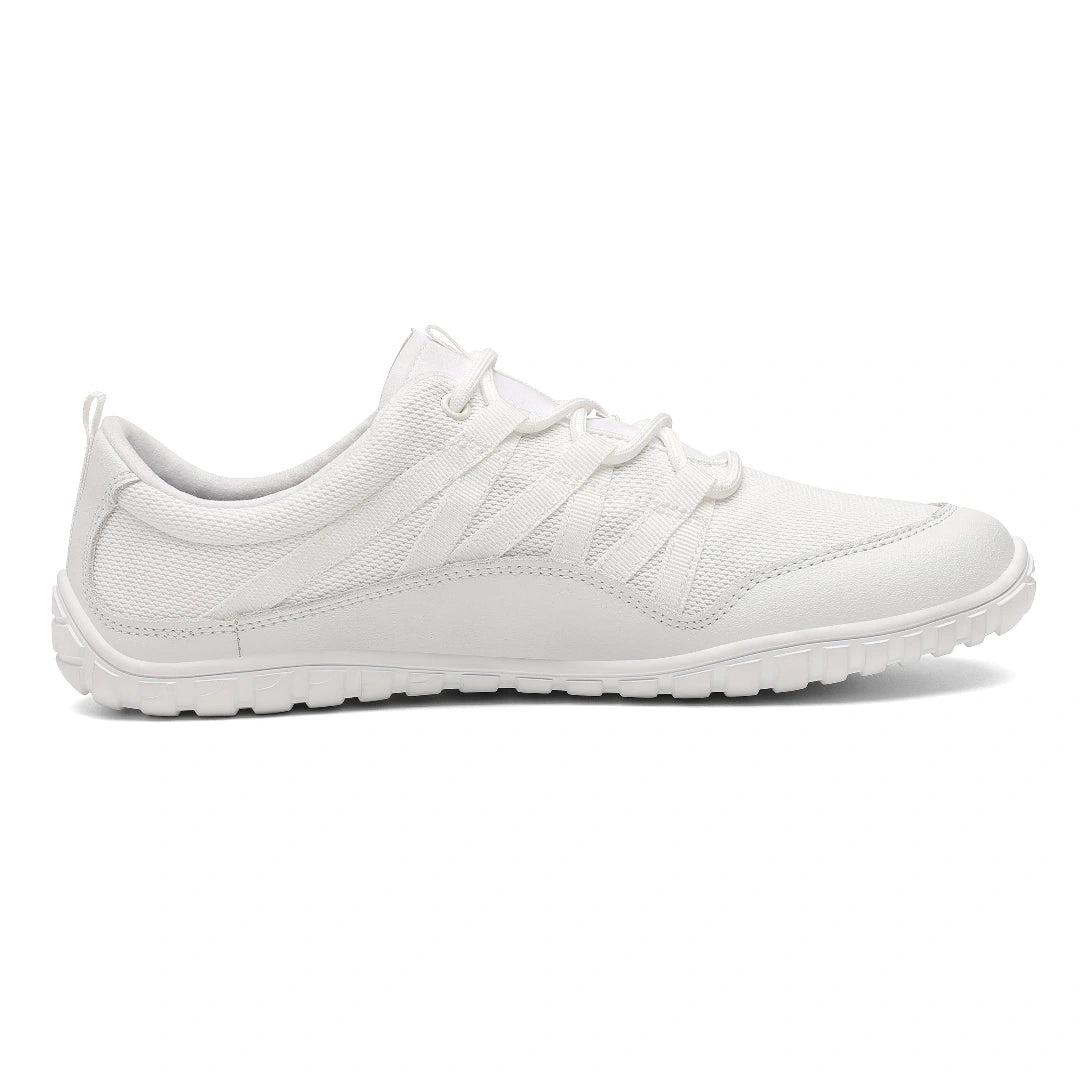 Primer plano sistema de cordones en zapatilla outdoor blanca.