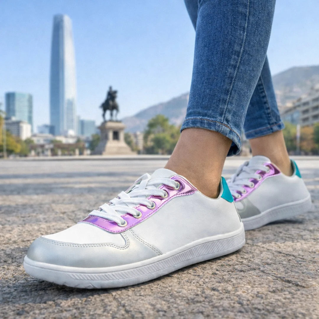 Mujer utilizando zapatilla barefoot easy glitter en la calle. 