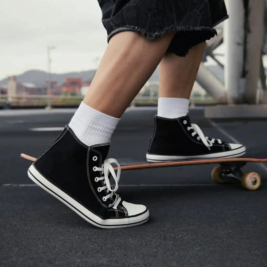 Estilo urbano skater usando zapatillas barefoot negras Saguaro Roam I.