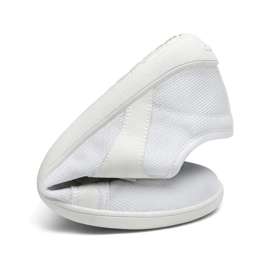 Zapatilla minimalista Saguaro blanca doblada demostrando flexibilidad.